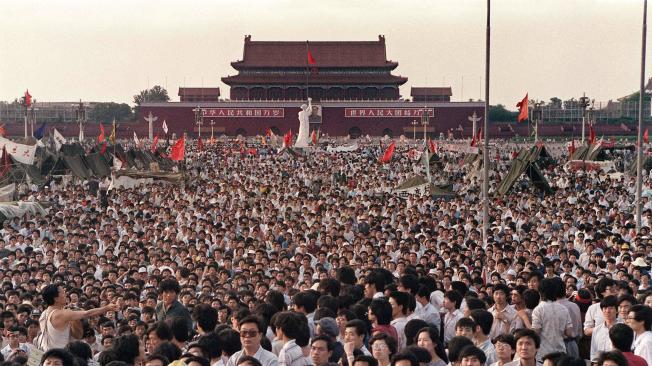 Cientos de personas se manifestaron el 2 de junio en la plaza de Tiananmén. Al fondo se aprecia la estatua blanca de la Diosa de la Democracia.