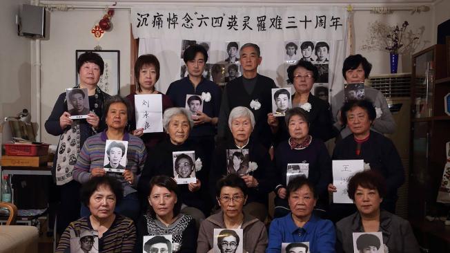Miembros de las Madres de Tiananmén muestran fotos de sus familiares asesinados el 4 de junio de 1989.