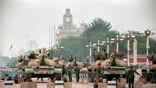 Después de la masacre, el 6 de junio de 1989 miembros del Ejército chino resguardaban la Avenida Chang'an, que conducía a la plaza de Tiananmén.
