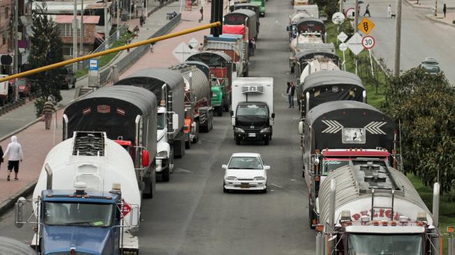 Más de 100 vehículos estuvieron represados en la salida de Usme hacia la vía al Llano, que conecta a Bogotá con Villavicencio.
