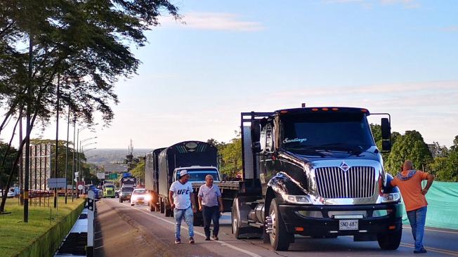 En el sector de Llanolindo en Villavicencio los conductores señalan que escucharon un vehículo de Coviandes anunciando que hoy estará cerrada al vía todo el día.