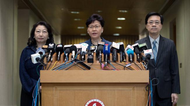 la Jefe Ejecutivo de Hong Kong Chief, Carrie Lam (c.), acompañada por la Secretaria de Justicia, Teresa Cheng (i.) y el Secretario de Seguridad, John Lee Ka-chiu (d.) habla sobre la situación en Hong Kong.