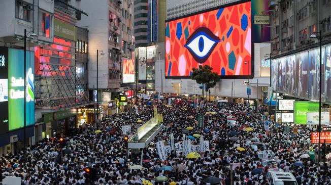 Miles de manifestantes toman parte en una gran marcha en Hong Kong para provocar una enmienda al proyecto de ley sobre extradición a China.