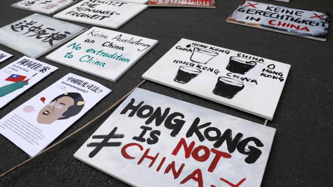 Pancartas contra China se usan durante la protesta para exigir rechazo al proyecto de ley sobre extradición a China desde Hong Kong.