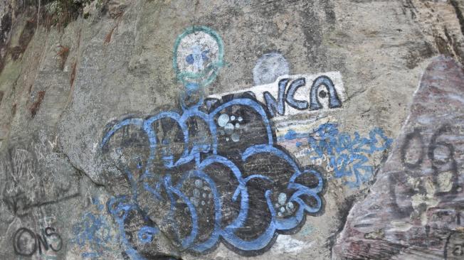 Son comunes los grafitis en las rocas de la playa.