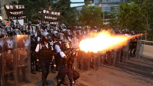 La policía lanzó gases lacrimógenos contra los manifestantes en Hong Kong este miécoles.