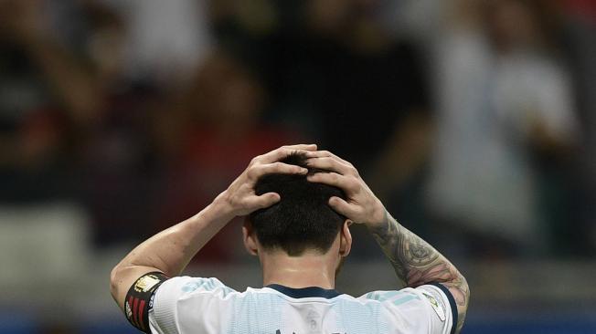 Messi se lamenta de perder una oportunidad de gol en el partido frente a Colombia. Argentina cayó 0-2.