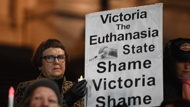 na activista provida muestra una pancarta que reza "Victoria el estado de la eutanasia, el estado de la vergüenza" a las puertas del Parlamento de Victoria en Melbourne (Australia), este miércoles.