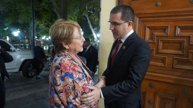 El canciller de Venezuela, Jorge Arreaza, recibió a Bachelet en Caracas, en la tarde del miércoles.