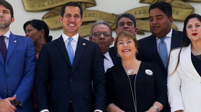 La Alta Comisionada de la ONU para los Derechos Humanos, Michelle Bachelet, dio inicio este miércoles a una visita a Venezuela, donde el régimen se expresó dispuesto a "corregir" con su ayuda lo que haga falta para proteger a la población. "Espero escuchar todas las voces y trabajar con todos los actores para promover y proteger todos los derechos humanos de todos los venezolanos", señaló 
Bachelet en Twitter tras su arribo a Caracas la tarde del miércoles, por invitación del presidente Nicolás Maduro.