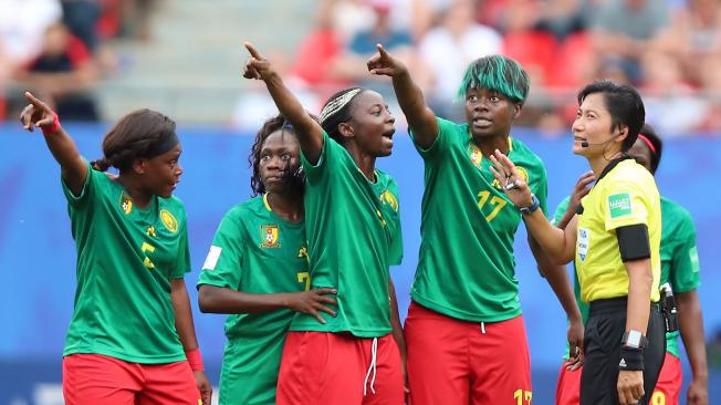 Las jugadoras de Camerún prostestaron varías de las decisiones de la juez Qin Lang, de China durante el partido.