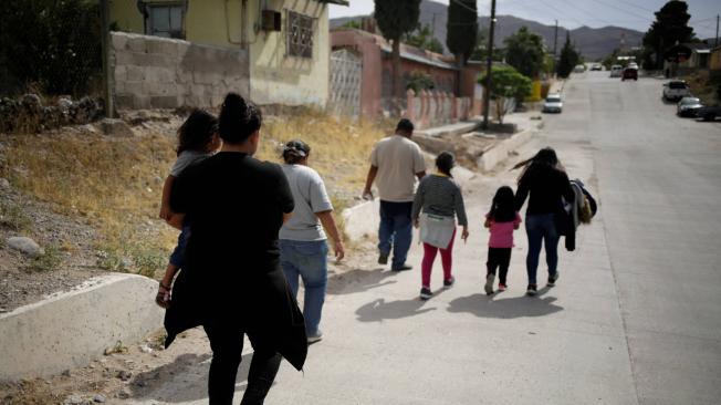 Migrantes provenientes de Honduras caminan por Ciudad Juarez tras ser deportado de Estados Unidos.