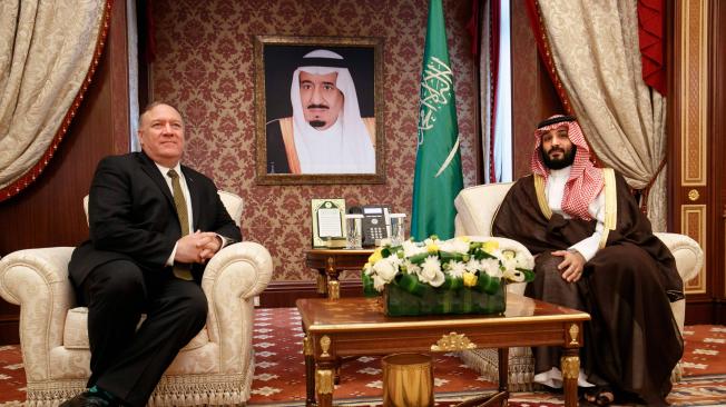 El secretario de Estado de EE. UU., Mike Pompeo (i.), en su encuentro con el príncipe saudí, Mohammed bin Salman.