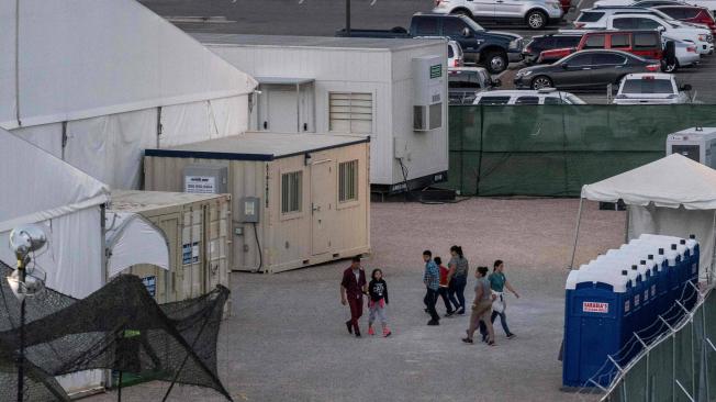 Inmigrantes permanecen en un campo de detención temporal en El Paso (Texas).