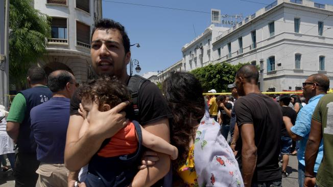 Varios civiles demostraron su rabia contra la policía tras el doble ataque suicida en Túnez.