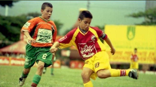 James y Mateus Uribe jugando un partido en la 'Pony Fútbol'.