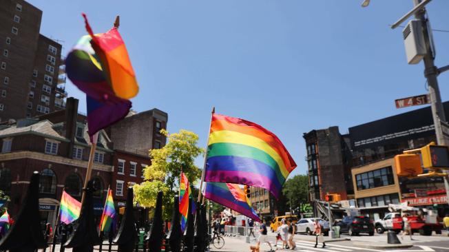 Una bandera del arcoiris se erige afuera de Stonewall Inn considerada la cuna del movimiento LGTB