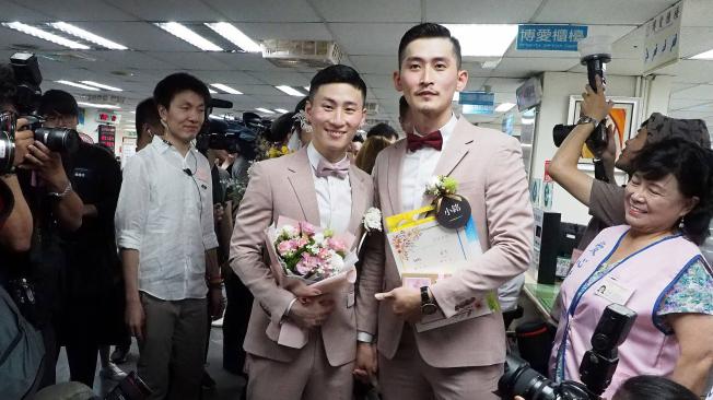 Una pareja homosexual registra su matrimonio tras la aprobación en Taiwán.