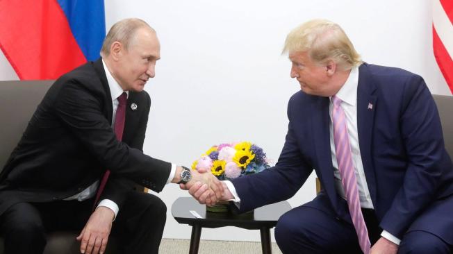 El presidente ruso Vladímir Putin (i.) durante la reunión mantenida con su homólogo estadounidense, Donald Trump, en el marco de la cumbre de líderes del G20.