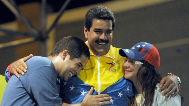 El líder venezolano, Nicolás Maduro (c.) junto a su esposa Cilia Flores y su hijo Nicolás Maduro.