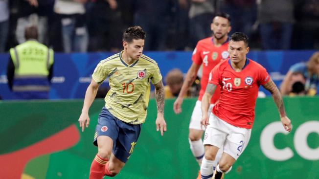 Acción de juego del partido entre la Selección Colombia y Chile.