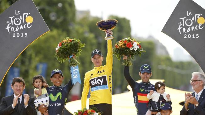 Nairo (izq., segundo), Chris Froome (centro, campeón), y Alejandro Valverde (tercero), podio del Tour del 2015, el segundo de Quintana.