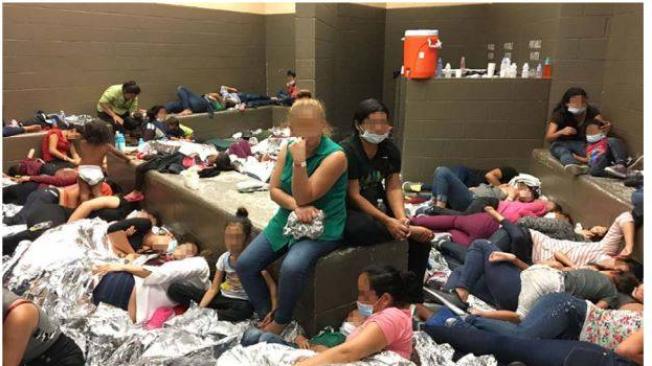 Imagen publicada por el Inspector General (OIG) del Departamento de Seguridad Nacional (DHS) de los EE. UU. Muestra a las familias de migrantes que están abarrotadas en las instalaciones de la Patrulla Fronteriza en McAllen, Texas.