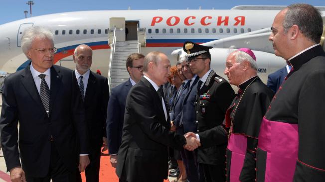 El presidente ruso fue recibido por el arzobispo Georg Ganswein cuando llegó al Vaticano antes de una reunión con el Papa Francisco.