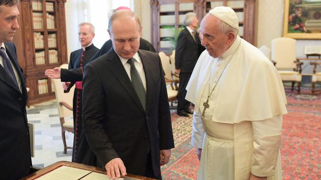 El sumo pontífice y Putin intercambiaron regalos.