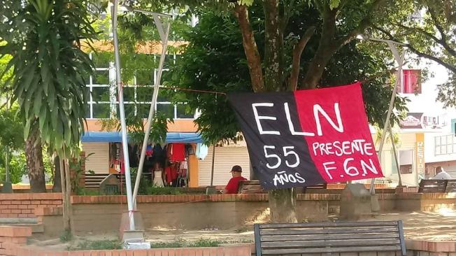 Banderas alusivas al Eln aparecieron en el parque principal de El Tarra, Norte de Santander.