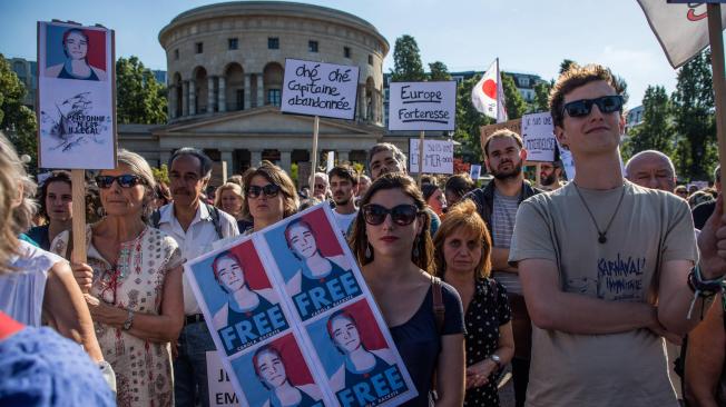 Decenas de seguidores y activistas marcharon con pancartas bajo el lema "Carola Rackete libre", luego de que fue detenida por salvar a 40 migrantes.