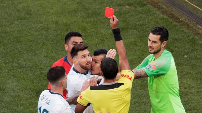 Lionel Messi ve la tarjeta roja contra Chile.