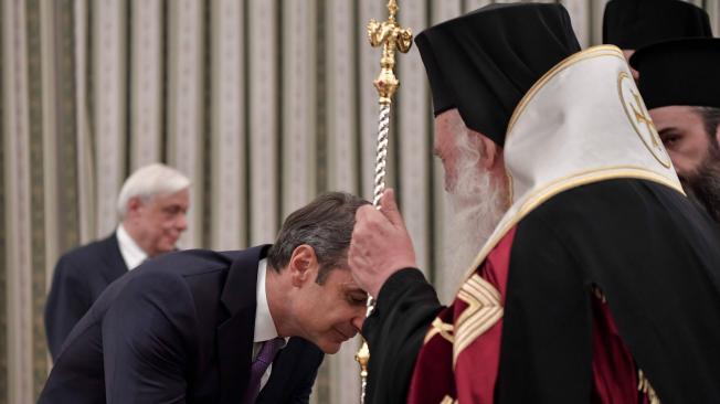 Kyriakos Mitsotakis juró ante la biblio y líderes religiosos su nuevo mandato como primer ministro de Grecia.