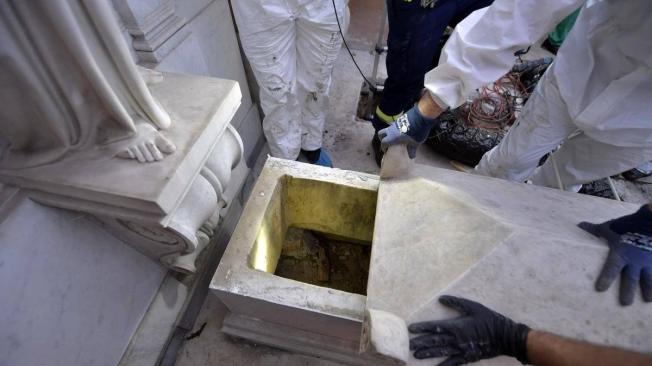 El Vaticano muestra la apertura de dos tumbas en el Cementerio Teutónico en relación con las investigaciones sobre el caso de Emanuela Orlandi, en el Estado del Vaticano.