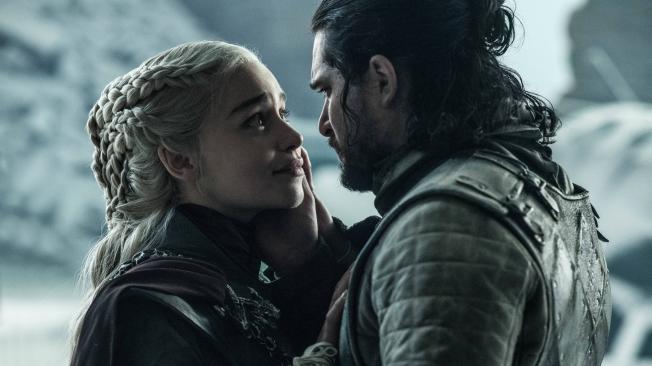 Daenerys (Emilia Clarke) y Jon Snow (Kit Harington) en una escena de la serie de televisión ‘Juego de Tronos’, basada en una saga escrita por George RR Martin titulada ‘Canción de hielo y fuego’.