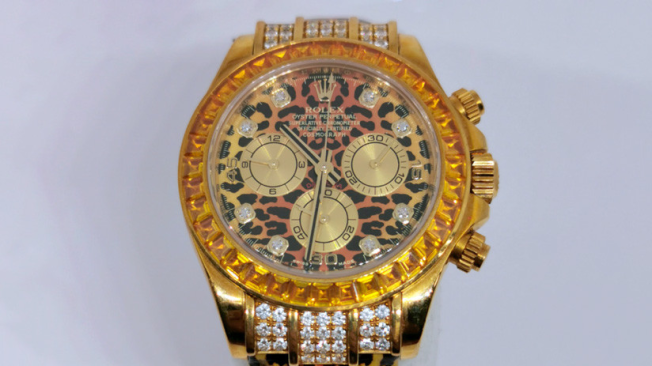 Este reloj con suntuosos detalles también hace parte de la colección que se subastará.