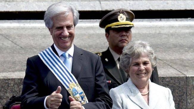 El presidente de Uruguay, Tabaré Vázquez, junto a su esposa, María Auxiliadora Delgado, durante su toma de posesión, el 1 de marzo de 2015.