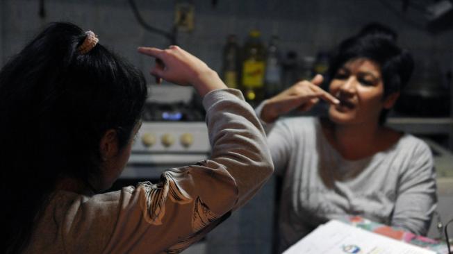 La argentina Milagros, de 16 años, víctima de abuso sexual, se comunica con su madre Paola González en su casa del barrio de San Martín, en Mendoza, Argentina.