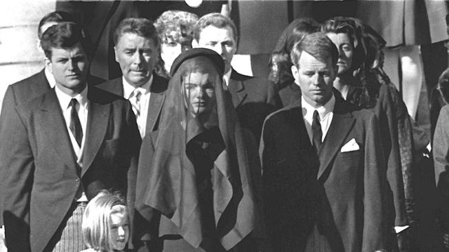 Caroline (I.), hija de John F. Kennedy; 'Jackie', su viuda (c.); y su hijo John, durante el funeral de su padre y esposo en 1963.