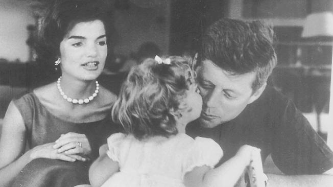 El expresidente John F. Kennedy, junto a su esposa 'Jackie' y su hija Caroline.