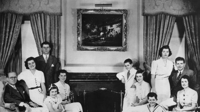 Fotografía de archivo de la familia Kennedy tomada en 1937. de izquierda a derecha: Joseph Kennedy, su esposa Rose y los niños Patricia, John, Jean, Eunice, Robert, Katheleen, Edward, Rosemary y Joseph Jr.
