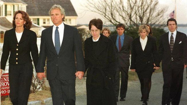 El representante Joseph Kennedy (centro), Kathleen Kennedy (der) y su esposa, Victoria Kennedy, se dirigen al sepelio de Michael Kennedy en 1997.