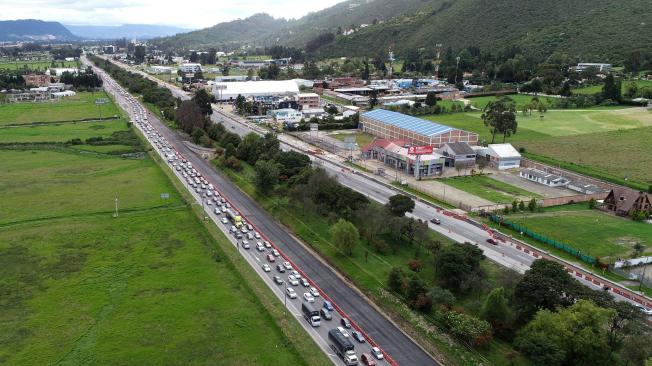 Así luce en momentos de trancón la autopista Norte en el acceso a Bogotá.