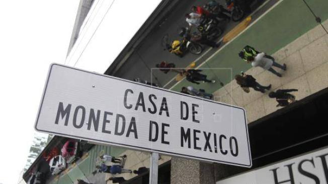 Vista de una señal de ubicación frente a la Casa de Moneda donde trabajadores de los medios de comunicación esperan información este martes, luego de que un grupo armado realizara un robo en sus instalaciones en el céntrico Paseo de la Reforma de la Ciudad de México (México). EFE/Mario Guzmán