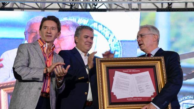 El expresidente y exgobernador Álvaro Uribe Vélez fue homenajeado durante la inauguración del túnel de Oriente. Le entregaron la copia del primer contrato que él firmó para la obra.