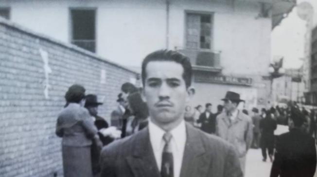Raúl Granados, el padrastro de Florelba, caminando por una calle de Bogotá.