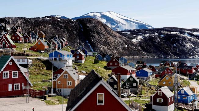 Dinamarca colonizó la isla de dos millones de kilómetros cuadrados en el siglo 18. Groenlandia es hogar de unas 57.000 personas, la mayoría perteneciente a la comunidad inuit.