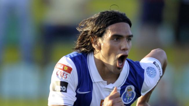 Radamel Falcao García celebra su primer gol Europa.