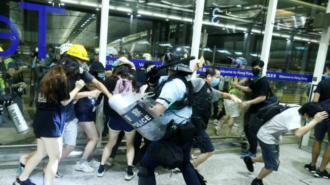 La policía de Hong Kong reprimió esta semana las protestas que tuvieron lugar en el aeropuerto.