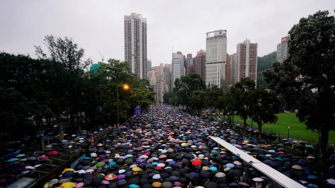 A pesar de la lluvia, cientos de miles de personas se manifestaron en Hong Kong este domingo.